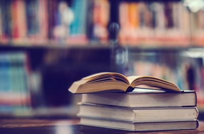 Biblioteka poleca - zabierz książkę na święta, ferie i wakacje