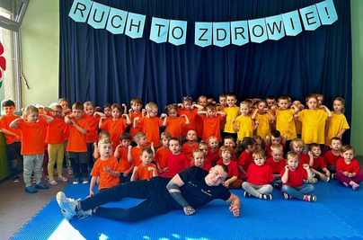 W zdrowym ciele zdrowy duch! Przedszkolaki ćwiczą z trenerem.