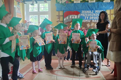 Przedszkola czas już minął i jest tak jakoś smutno, bo rozstać nam się trudno.                             