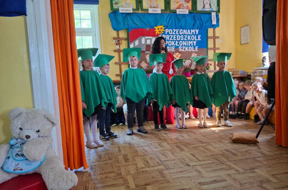 Pożegnamy przedszkole, pokłonimy się szkole, nową drogą pójdziemy odważnie…..                       