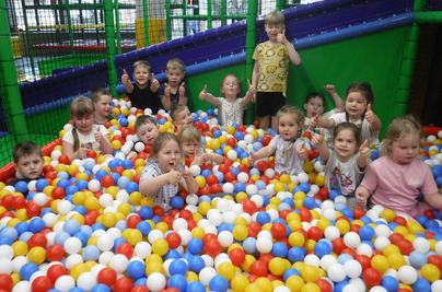 Zabawy dzieci z Kopaszewa w sali zabaw “BAMBINI”